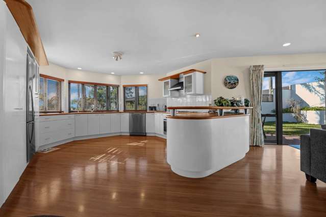 Super Sunny Home - 1,013m² in Rangitoto Zone!
