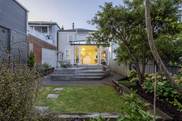 CITY-END MT VIC VILLA | FIRST SALE IN 42 YEARS!