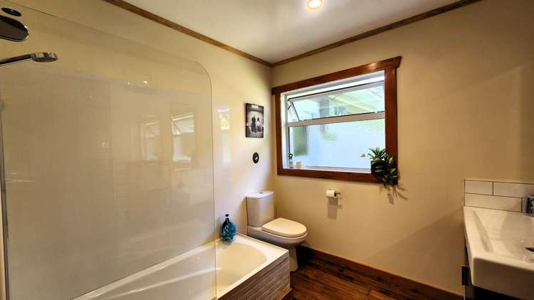 2041 Egmont Road Kaimiro_15
