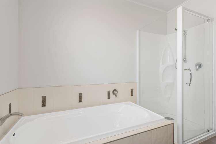 4 Newbourne Crescent Redwoodtown_14