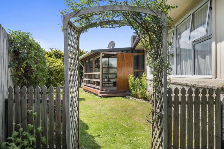 7 Adam Place Mangakakahi_17