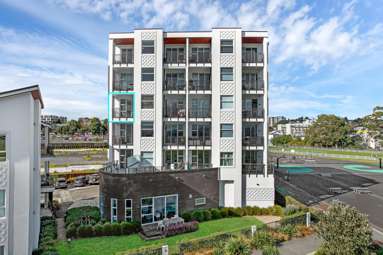 302/26c Racecourse Parade_2