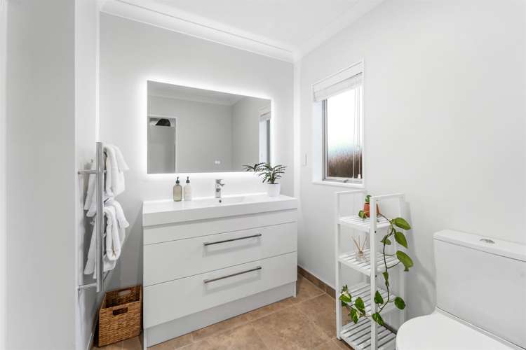 32a Centreway Road Orewa_17