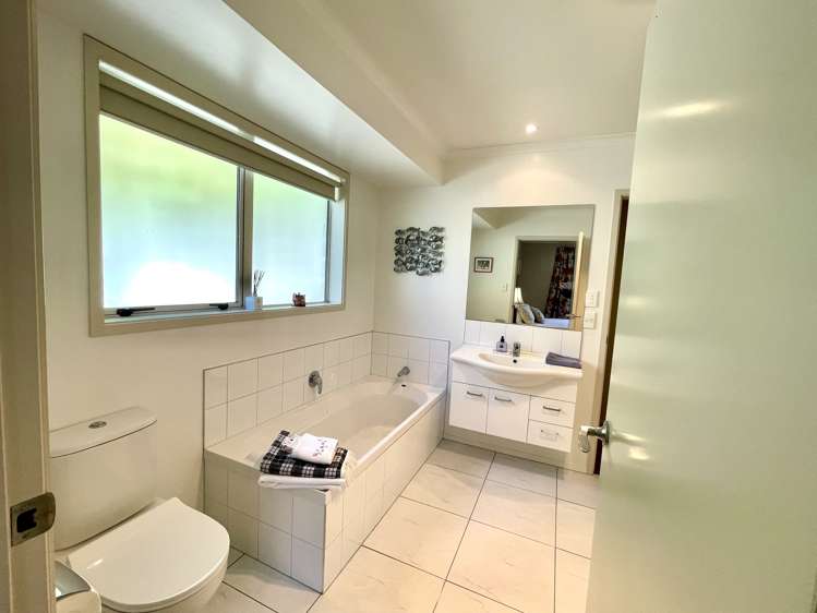 2 Barossa Way Brookfield_14