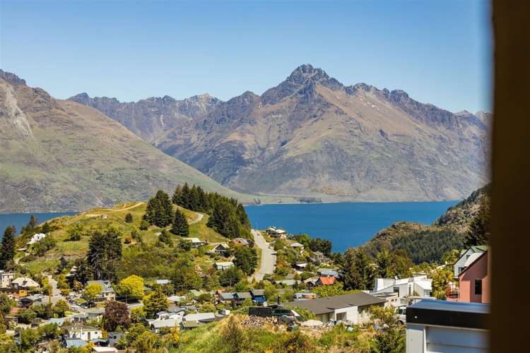 138b Wynyard Crescent Fernhill/Sunshine Bay_5