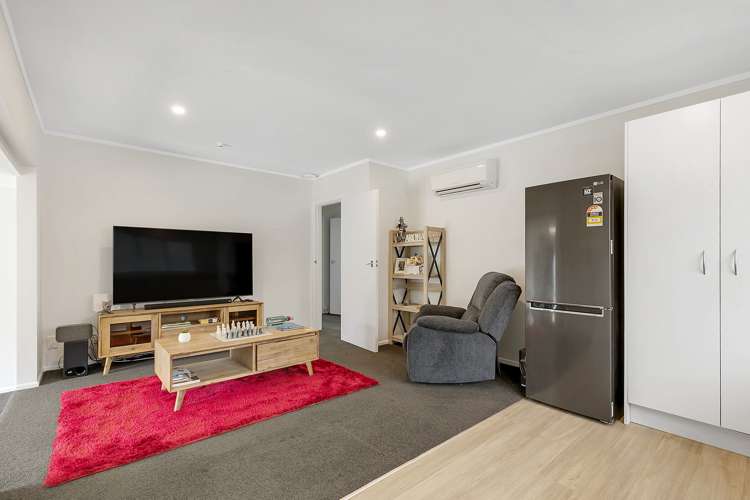 25 York Place Cannons Creek_1