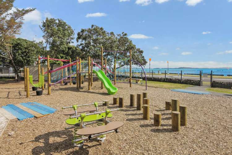 6 Embling Place Eastern Beach_10