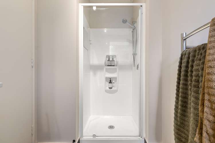 2/5 Esher Place Saint Martins_21