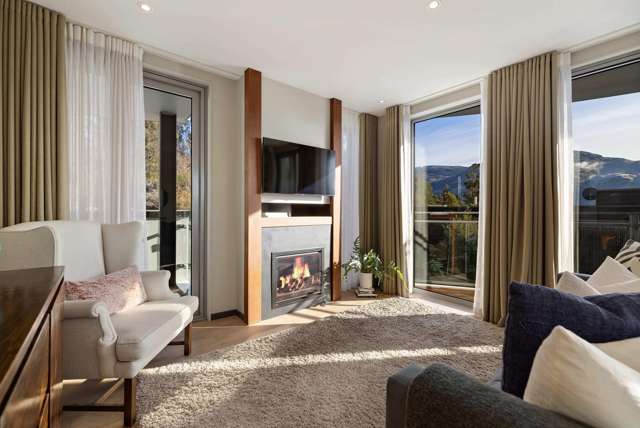 Rare Opportunity – Sun-Soaked, Lakeside Lifestyle