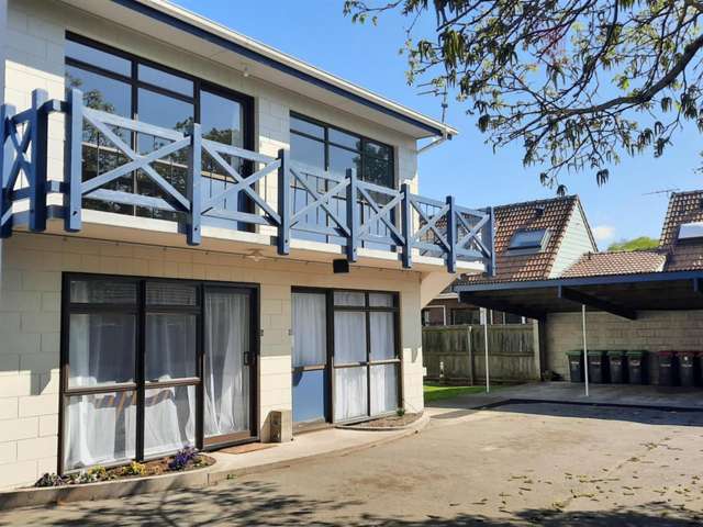 Tidy Studio Unit with Carport