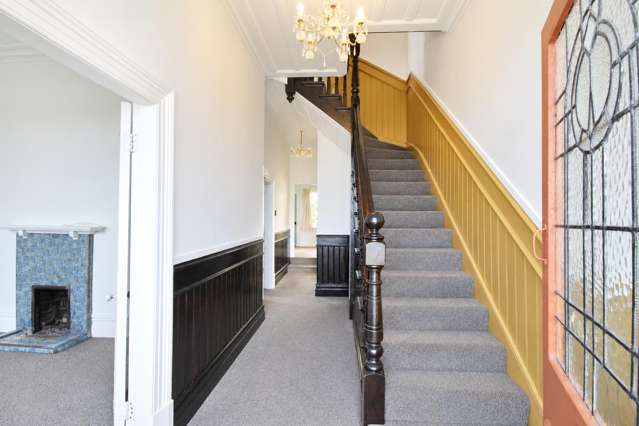 FIRST TWO WEEKS RENT FREE!! Spacious 5-Bedroom Home with Harbour Views