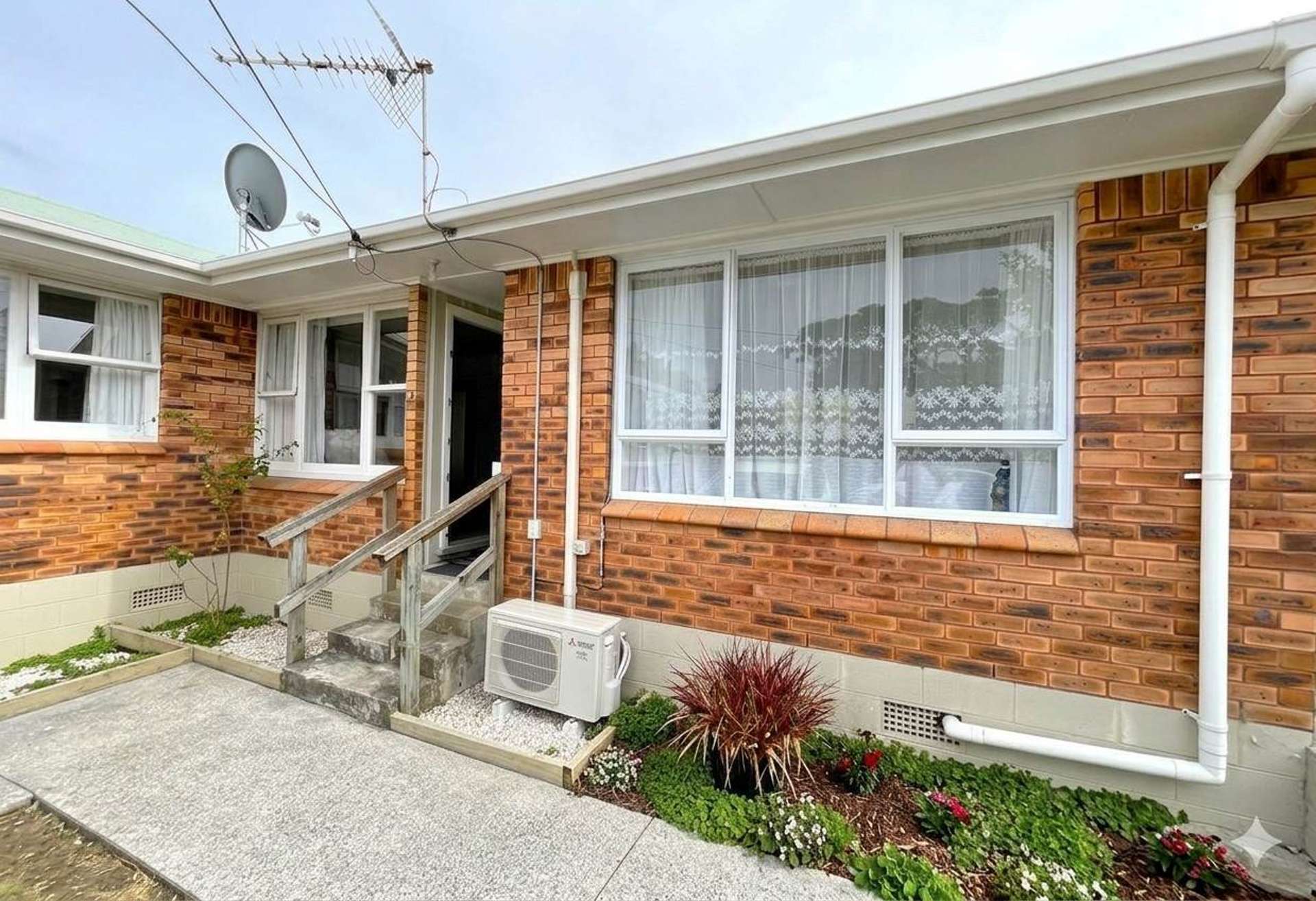 2/216a Edmonton Road Te Atatu South_0