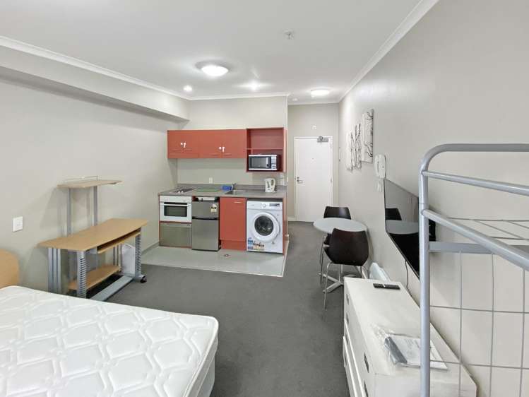704/5 Aitken Street 1357_2