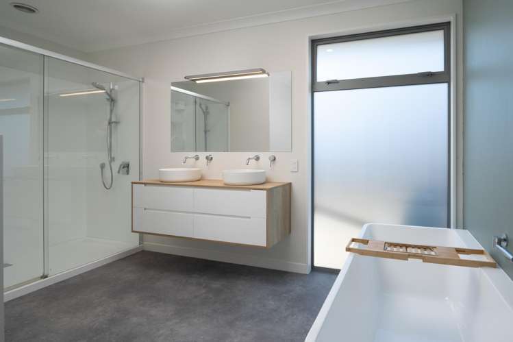 14 Waters Avenue Burleigh_15