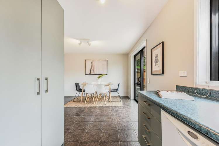 6 Carleton Place Toi Toi_7