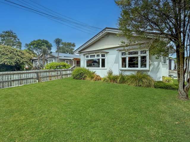 AVONSIDE: 3 BEDROOMS, 1 BATHROOM, 2 HEATPUMPS, DOUBLE GARAGE