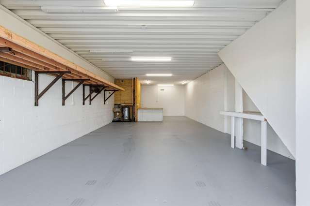 HIGH-STUD WORKSHOP GARAGE IN BLUE-CHIP ISLAND BAY