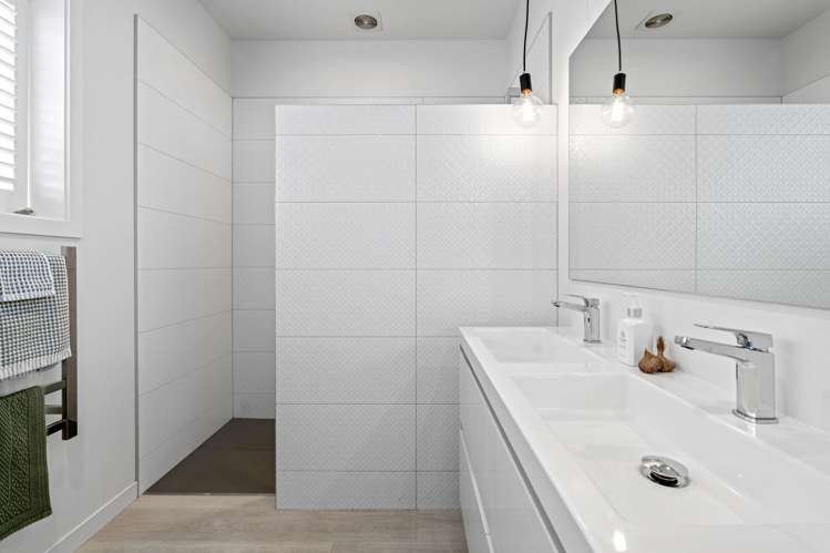 12 Flora Dora Parade Lake Hawea_11