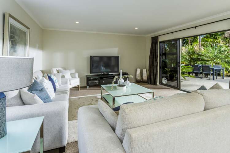 8 Oscar Road Greenhithe_18