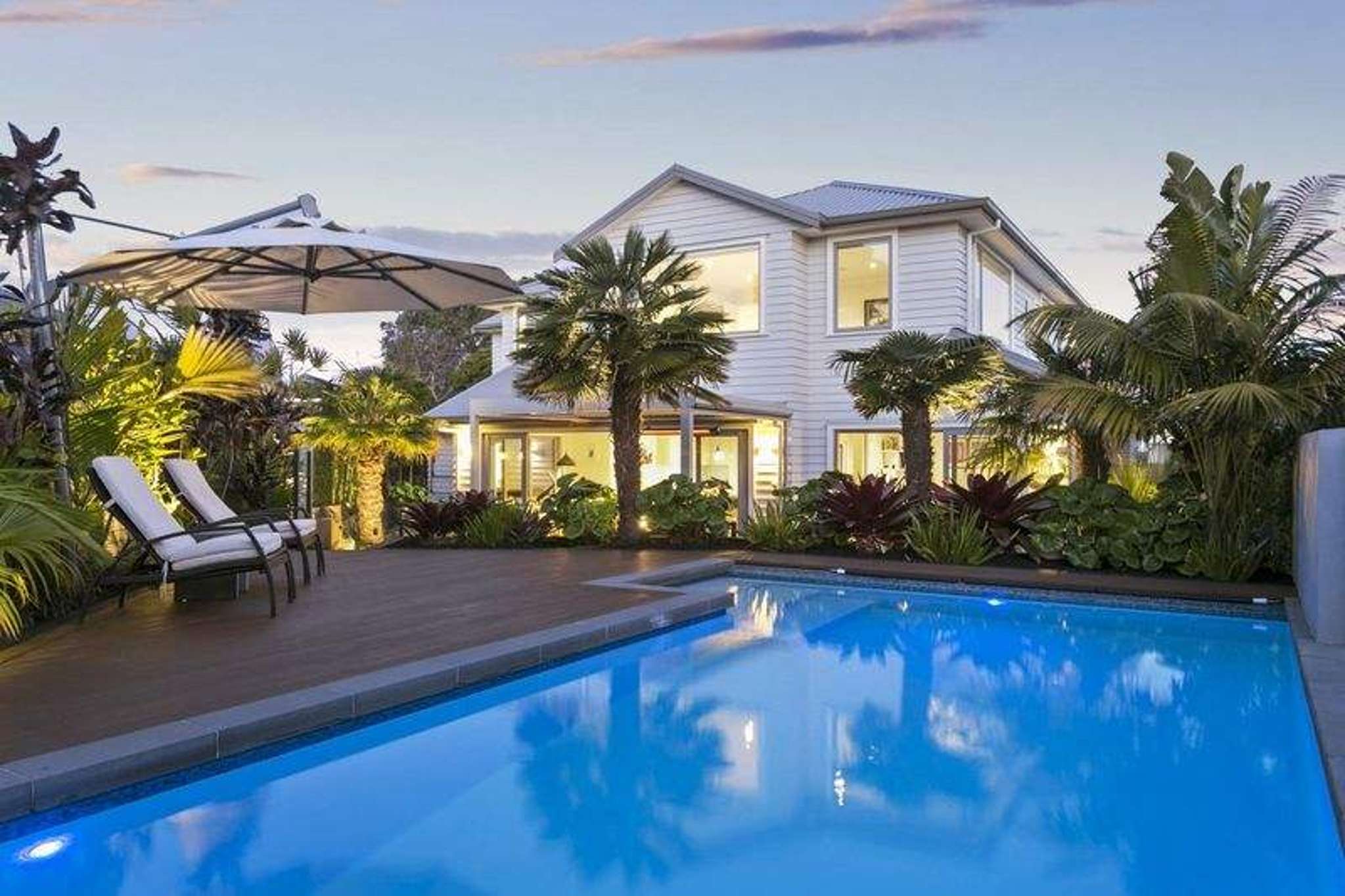 Tropical island in Pt Chev