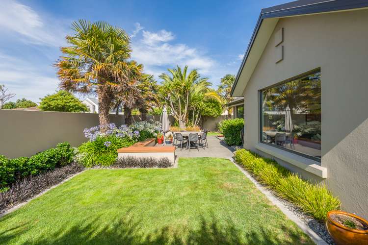 64 Travis Country Drive Burwood_28