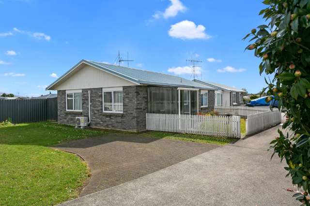 Excellent location - stone's throw to the shops!