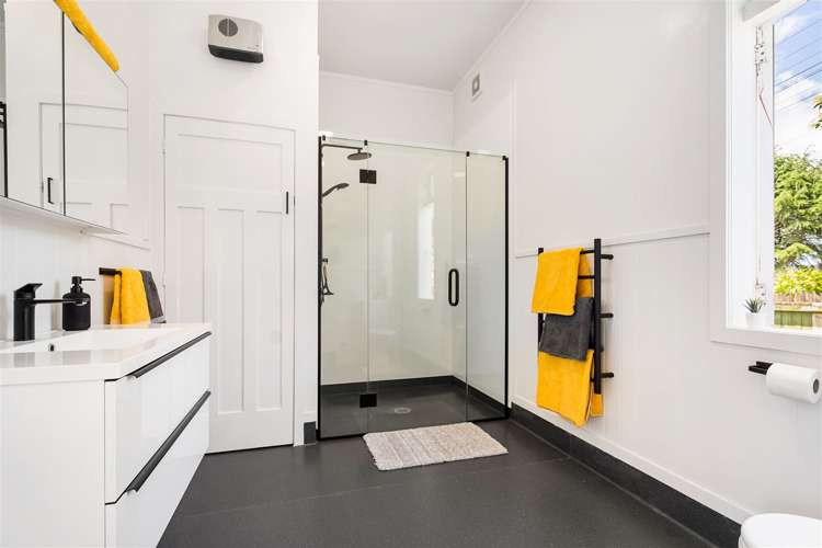 2 Raewyn Street Morningside_14