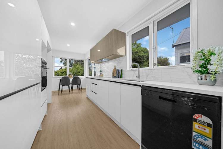 74 Vodanovich Road Te Atatu South_8