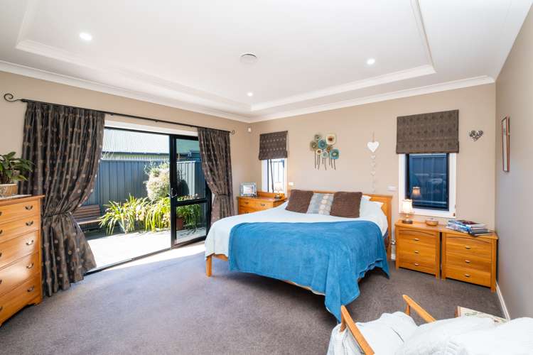 39 Heynes Place Clive_13