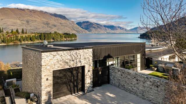 Architectural lakeview residence