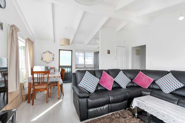 2/121 Universal Drive Henderson_2