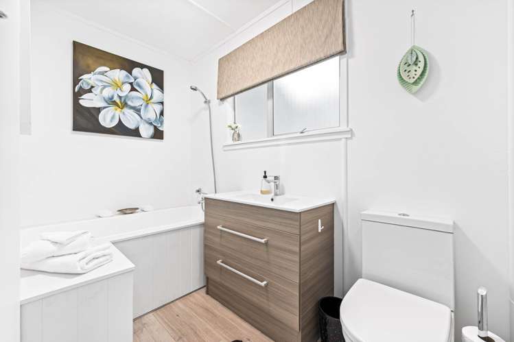 14 Domain Crescent Muriwai_11