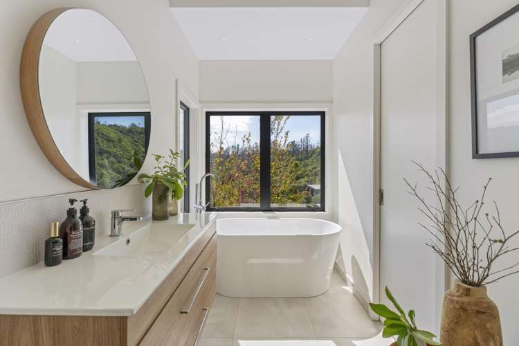 33 Whakamoenga Point Acacia Bay_11