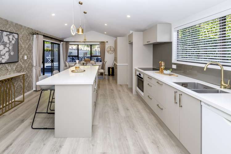 35 Pickwick Parade Mellons Bay_12