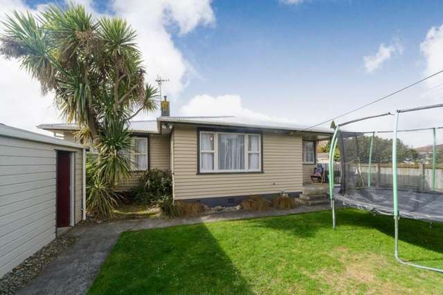 Fully fenced & family friendly on Maxwells Line