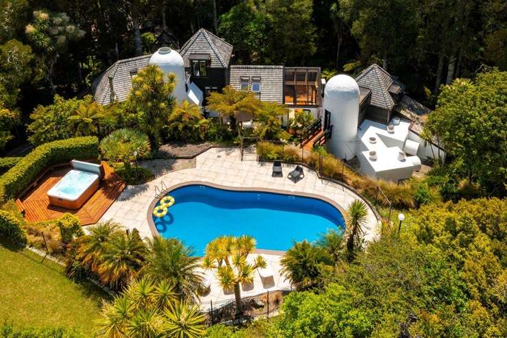 Takapuna House, at 25-27 William Street, in Auckland's Takapuna, is well known to beach-goers in the suburb. Photo / Supplied