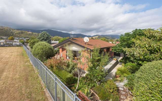 Sunny Secluded & Close to Everything!