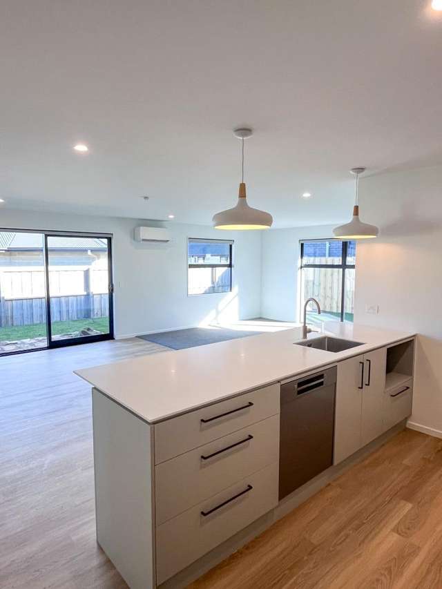 28 Accadia Drive 11103_1