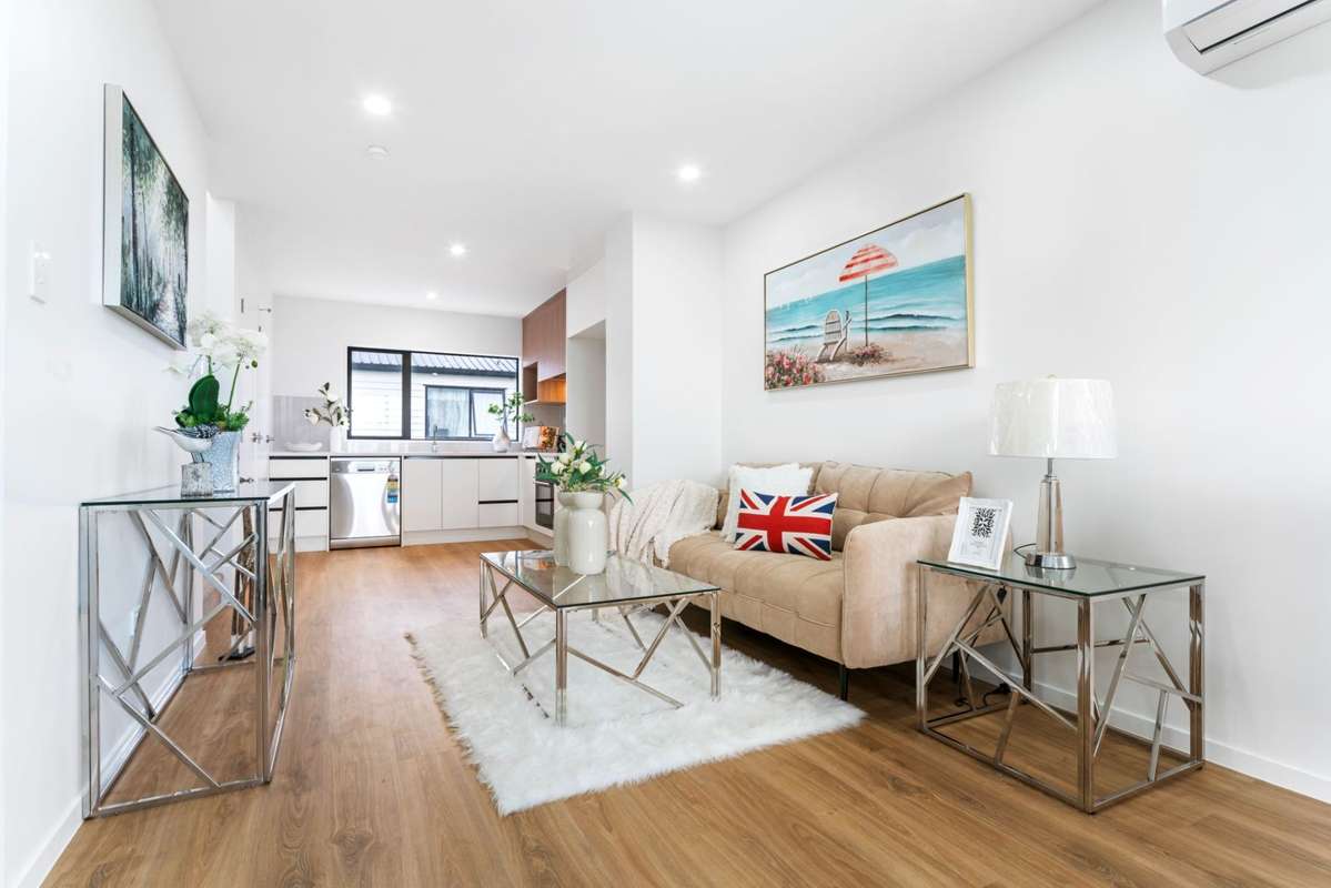 Spacious, elevated, and like-new townhouse 2