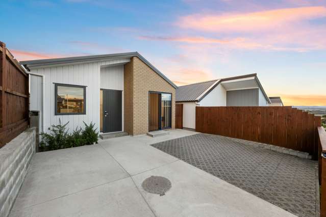 Modern & Low-Maintenance - Must Be Sold
