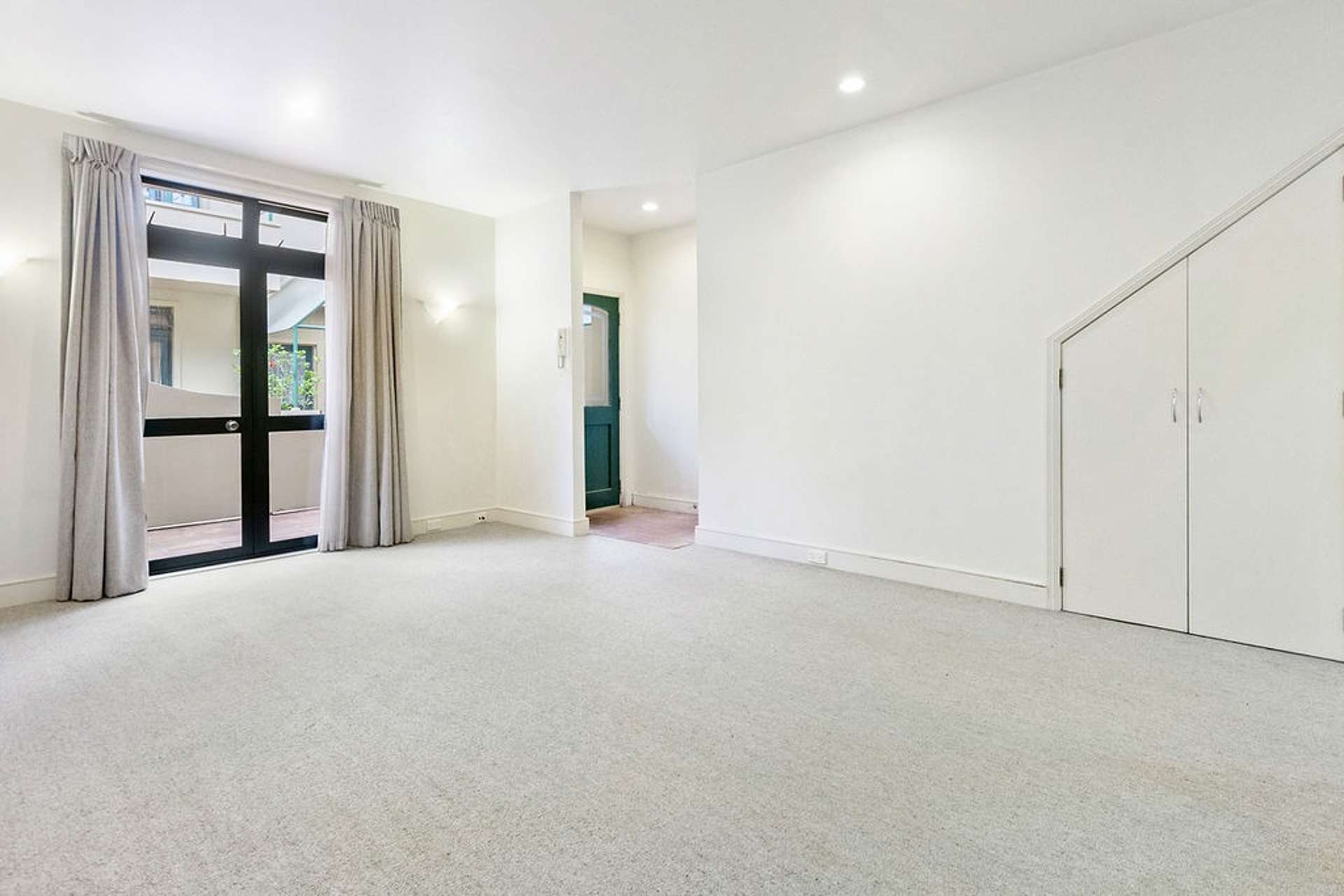 Apartment D/16-18 Eden Crescent 10015_0