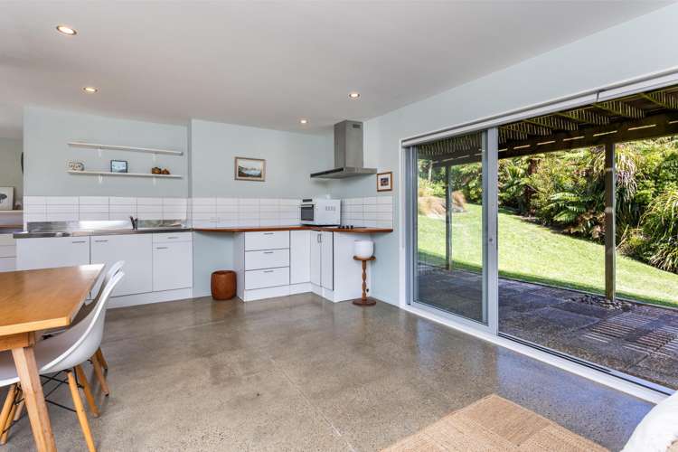 296 Piha Road Piha_64