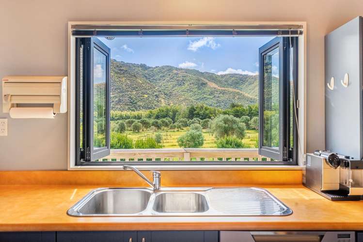 1276 Coast Road Wainuiomata_14