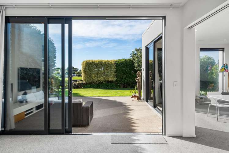 25 Main Road Redcliffs_19