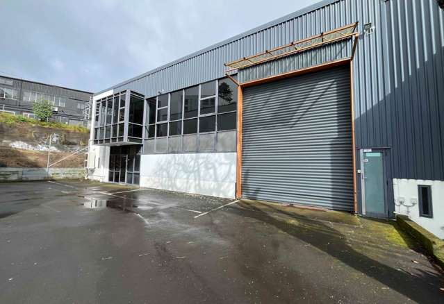 KINGSLAND WAREHOUSE / OFFICE WITH ROLLER DOOR