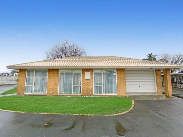 ADDINGTON - TOWNHOUSE, TWO BEDROOMS, SINGLE GARAGE