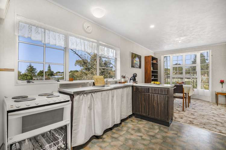 2/51 Royal View Road Te Atatu South_4