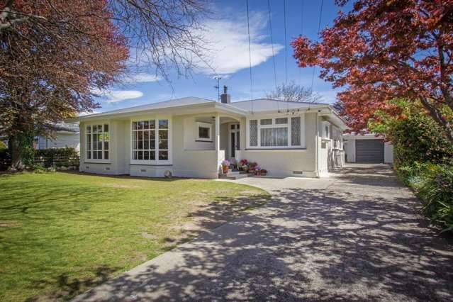 Spacious 4-Bedroom Home with Sleepout & Large Garden