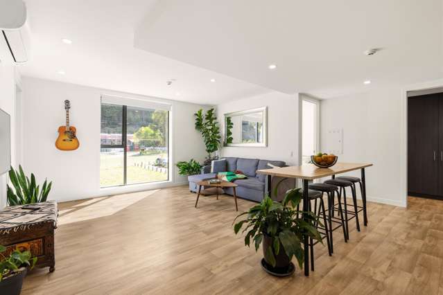 Sunny Two Bedroom Apartment – Walk to Town