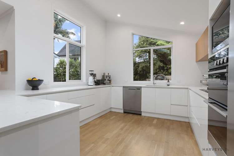 32 Chamari Close Titirangi_11